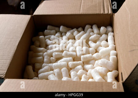 Close up de l'emballage en polystyrène arachides, maïs soufflé ou d'emballage en polystyrène nouilles dans une boîte en carton pour protéger le contenu des paquets tout en voyage Banque D'Images