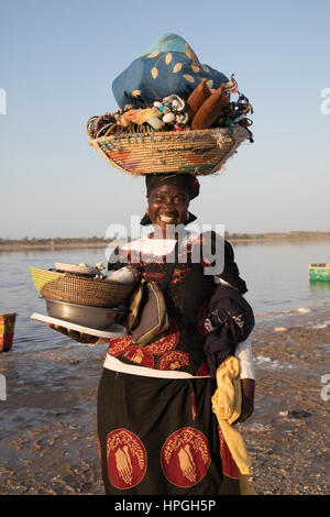 Fitou transportant ses marchandises sur les rives du Lac Rose ou Lac Retba au Sénégal Banque D'Images