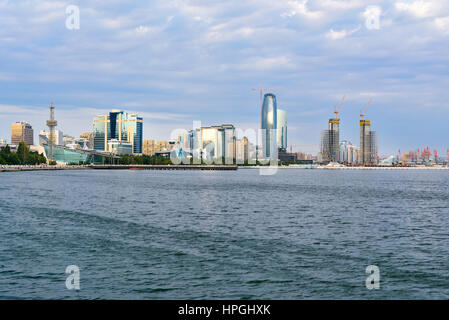 Baku, Azerbaïdjan - 10 septembre 2016 : vue sur la mer de Bakou à partir de la station boulevard. Bakou est la plus grande ville sur la mer Caspienne et du Caucase Banque D'Images