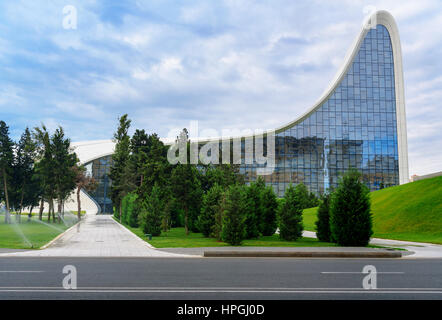 Baku, Azerbaïdjan - 11 septembre 2016 : Fondation Heydar Aliyev est un centre de 57 500 m2. Le Centre dispose de salle de conférence, galerie hall et musée. Il ouvre ses portes le 10 M Banque D'Images