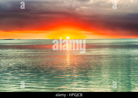 Plage de sable blanc Le Morne au coucher du soleil. L'île Maurice. Banque D'Images