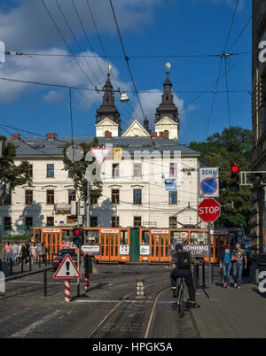 Vue sur la rue Ruska près de la place Rynok et Église catholique grecque ukrainienne de Saint Michel dans le contexte à Lviv, Ukraine Banque D'Images