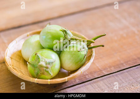 Thai aubergine sur fond de panier Banque D'Images