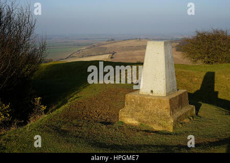 L'Ordnance Survey Trig Point sur haut de Deacon Hill, Pegsdon, Bedfordshire Banque D'Images