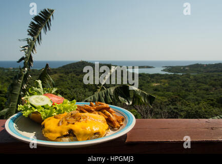 Cheeseburger au décor tropical Banque D'Images