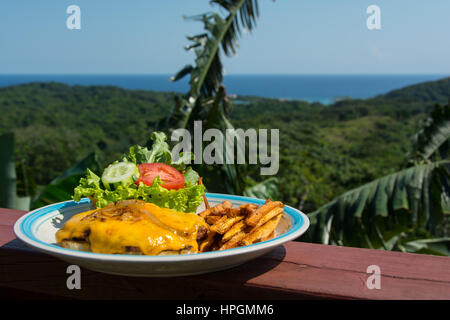 Cheeseburger au décor tropical Banque D'Images