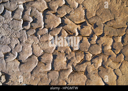 La texture de fond de la saleté du sol fissuré à sec du sable ou de la terre en période de sécheresse Banque D'Images