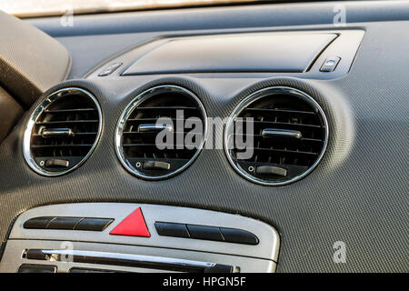 Détail de la nouvelle voiture moderne, se concentrer sur l'intérieur du système de ventilation de chauffage Banque D'Images