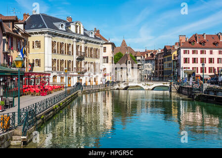 Annecy, France - 25 mai 2016 : vue sur la vieille ville d'Annecy avec le Palais de l'Isle et la rivière Thiou à Annecy, France. Annecy est une commune française, située dans le Banque D'Images