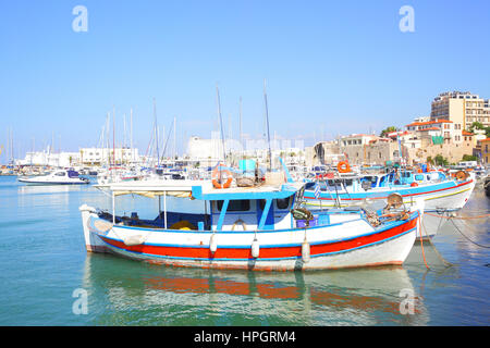 Les bateaux de pêche dans le vieux port de Héraklion, Crète, Grèce Banque D'Images