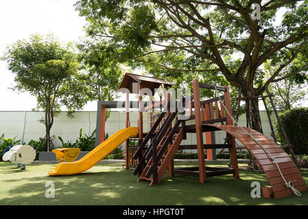 Ensemble de jeux pour enfants dans le cadre de grand arbre dans le parc. Banque D'Images