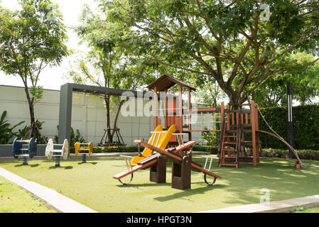 Ensemble de jeux pour enfants dans le cadre de grand arbre dans le parc. Banque D'Images