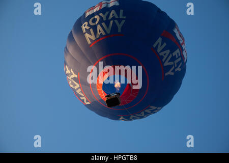 Un ballon à air chaud à partir de ci-dessous montrant le logo de la Royal Navy Banque D'Images