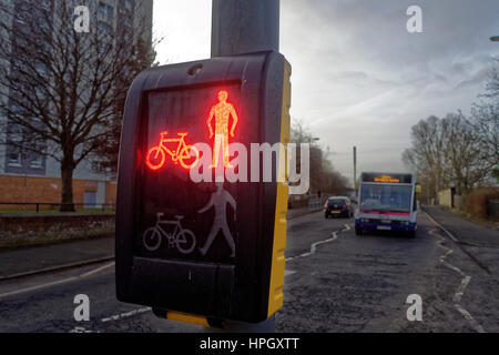 Feu rouge pour les cyclistes et piétons à l'approche d'bus Banque D'Images