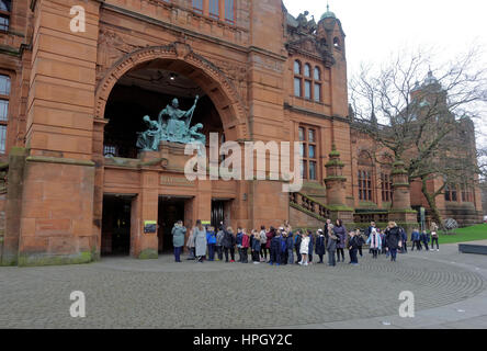 Kelvingrove Art Gallery and Museum visite de l'école par les enfants et les enseignants class Banque D'Images