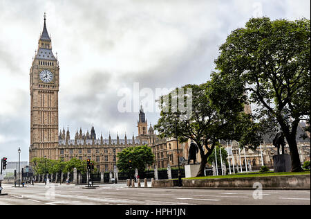 Big Ben contre ciel nuageux, London, UK Banque D'Images