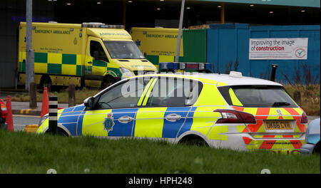 Une voiture de police est garée à l'extérieur de l'Hôpital Universitaire Aintree à Liverpool, près de l'endroit où Shaun meurtrier Colin Walmsley, qui a été emprisonné pour un minimum de 30 ans, a fui après deux hommes armés en embuscade la voiture qu'il était en voyage dans le cadre d'une visite à l'hôpital sous escorte. Banque D'Images