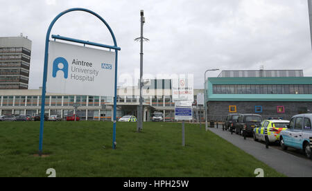 Une voiture de police est garée à l'extérieur de l'Hôpital Universitaire Aintree à Liverpool, près de l'endroit où Shaun meurtrier Colin Walmsley, qui a été emprisonné pour un minimum de 30 ans, a fui après deux hommes armés en embuscade la voiture qu'il était en voyage dans le cadre d'une visite à l'hôpital sous escorte. Banque D'Images