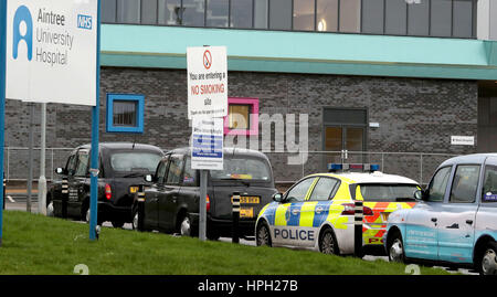 Une voiture de police est garée à l'extérieur de l'Hôpital Universitaire Aintree à Liverpool, près de l'endroit où Shaun meurtrier Colin Walmsley, qui a été emprisonné pour un minimum de 30 ans, a fui après deux hommes armés en embuscade la voiture qu'il était en voyage dans le cadre d'une visite à l'hôpital sous escorte. Banque D'Images