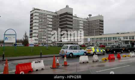 Une voiture de police est garée à l'extérieur de l'Hôpital Universitaire Aintree à Liverpool, près de l'endroit où Shaun meurtrier Colin Walmsley, qui a été emprisonné pour un minimum de 30 ans, a fui après deux hommes armés en embuscade la voiture qu'il était en voyage dans le cadre d'une visite à l'hôpital sous escorte. Banque D'Images