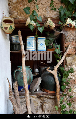 Placard de rangement avec grunge vintage jug, fort et tasse en céramique Banque D'Images