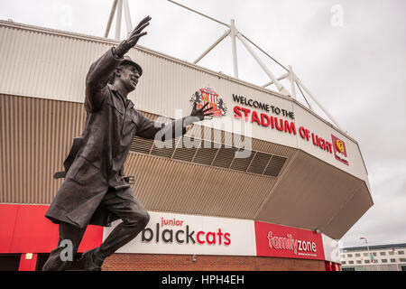 Statue de l'ancien gérant Bob Stokoe en dehors du stade de la lumière, Sunderland avec stand club en arrière-plan Banque D'Images