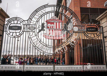 Fans à l'extérieur du stade de la lumière, Sunderland, attendant l'arrivée des joueurs pour une session de formation ouverte et dotée d''portes du stade Banque D'Images