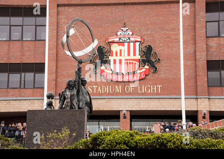 Fans à l'extérieur du stade de la lumière, Sunderland, attendant l'arrivée des joueurs pour une session de formation Banque D'Images