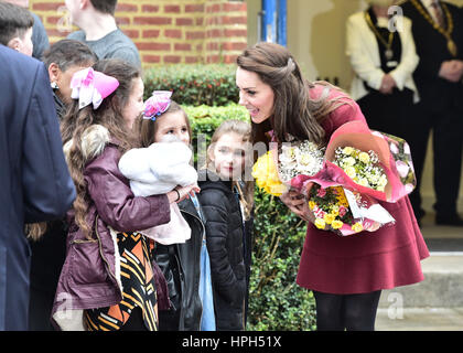 La duchesse de Cambridge quitte après une visite de brume, un enfant et adolescent mental health project dans Torfaen au Pays de Galles. Banque D'Images