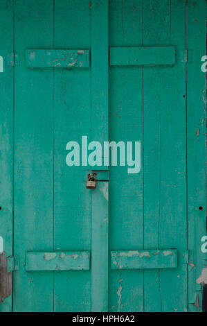 Shuuters mildewy vert pâle grunge sur un chalet. Verrouillé sur un chalet noir en hiver Banque D'Images
