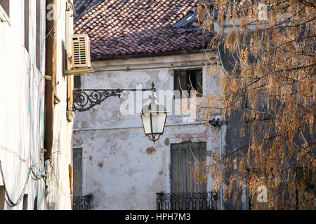 Old street lantern monté sur le mur d'un bâtiment Banque D'Images