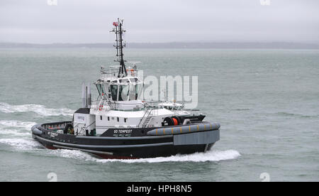 Le bateau remorqueur Tempest SD, qui sera utilisé pour remorquer le nouveau porte-avions de la Royal Navy le HMS Queen Elizabeth et HMS Prince of Wales, fait son chemin dans le port de Portsmouth Banque D'Images