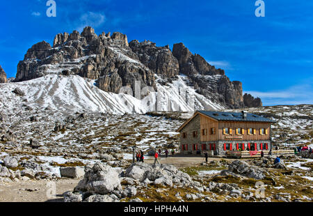 Refuge de montagne Refuge Lavaredo sur le sentier de randonnée des Trois Pics, Sexten Dolomites Tyrol du Sud, Italie, Banque D'Images