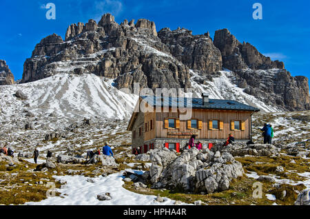 Refuge de montagne Refuge Lavaredo sur le sentier de randonnée des Trois Pics, Sexten Dolomites, Trentino-Alto Adige, Italie Banque D'Images