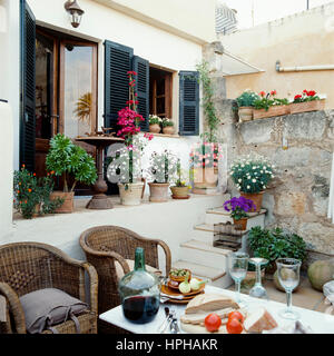 Les repas en plein air dans un jardin arrière. Banque D'Images