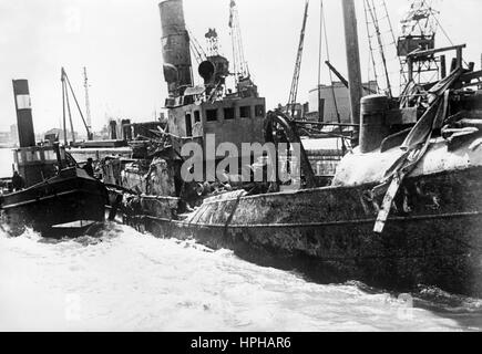 L'image de propagande nazie montre un navire coulé puis sauvé par la Wehrmacht allemande dans un port de la Manche française pendant la période d'occupation allemande. Publié en mai 1941. Un journaliste nazi a écrit au contraire, "dans un port de la Manche française. Un navire, coulé par des bombardiers allemands, est ramené à la surface par un remorqueur et tiré dans le quai. Là, le navire sera entièrement réparé et remis à neuf. Après quelques semaines, il peut être remis en service. » Fotoarchiv für Zeitgeschichte - PAS DE SERVICE DE FIL - | utilisation dans le monde entier Banque D'Images