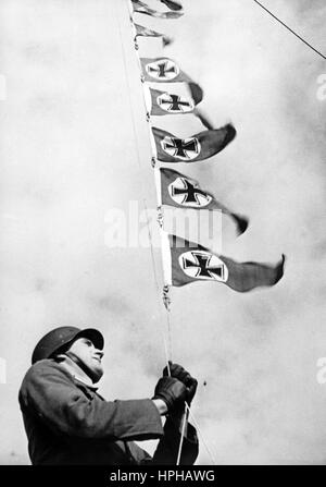 L'image de propagande nazie montre qu'un pennant a été élevé sur une base de batterie côtière allemande Wehrmacht dans la France occupée, pour célébrer la mise à feu des avions britanniques. Publié en décembre 1941. Un journaliste nazi a écrit au dos de la photo, « batterie d'artillerie marine réussie. Plein de fierté, un artiste marin hante le pennant vers le haut du mât. Quatorze fusillades réussies aux Britanniques ont été réalisées depuis l'acquisition de la base de batterie. » Fotoarchiv für Zeitgeschichte - PAS DE SERVICE DE FIL - | utilisation dans le monde entier Banque D'Images