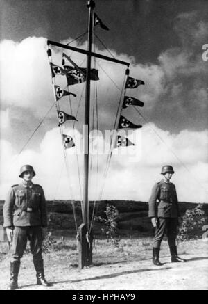 L'image de propagande nazie montre le fant d'une batterie côtière allemande Wehrmacht pour abattu sur des avions britanniques dans une base sur la côte de la Manche en France occupée. Publié en août 1942. Un journaliste nazi a écrit au dos de la photo sur 05.08.1942, '9 drapeaux - 9 fusillades. Après le levage du pennant sur une batterie côtière, qui a abattu 9 avions anglais.' Fotoarchiv für Zeitgeschichte - PAS DE SERVICE DE FIL - | utilisation dans le monde entier Banque D'Images