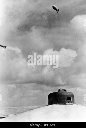 L'image de propagande nazie montre des ballons de barrage et des bunkers sur une base allemande de U-Boat Wehrmacht sur le mur de l'Atlantique. Publié en mai 1944. Un journaliste nazi a écrit au dos de la photo sur 17.05.1944, "et la terre - sécurisé contre l'attaque ennemie. Nos bases U-Boat sur l'Atlantique sont sécurisées contre toutes les attaques ennemies par des zones de bunker en béton et des ballons de barrage dans le port. » Fotoarchiv für Zeitgeschichte - PAS DE SERVICE DE FIL - | utilisation dans le monde entier Banque D'Images