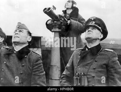 L'image de la propagande nazie montre un commandant de la marine allemande anti-avion qui observe les combats aériens sur une île sans nom (probablement sur la Manche française ou l'Atlantique) lors d'une attaque aérienne alliée. Publié en septembre 1944. L'image appartient à une série de photos appelée « une île prend feu ». Un journaliste nazi a écrit au contraire de l'image, "une île prend le feu. (Photo 5) le commandant de l'île observe avec attention le succès de diverses batteries d'armes à feu. Fotoarchiv für Zeitgeschichte - PAS DE SERVICE DE FIL - | utilisation dans le monde entier Banque D'Images