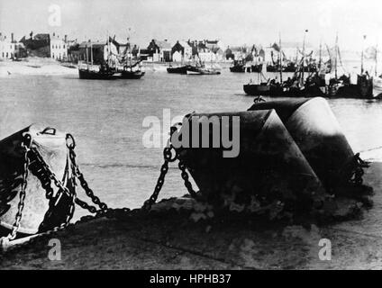 L'image de propagande nazie montre des chaînes de barrières dans un port de pêche local sur le mur de l'Atlantique. Publié en avril 1944. Un journaliste nazi a écrit au contraire sur 25.04.1944 "des précautions sont prises partout. Même dans les plus petites chaînes de barrière de port de pêche se trouvent à portée de main, attendant de rendre une entrée ou une tentative d'invasion impossible. Fotoarchiv für Zeitgeschichte- PAS DE SERVICE SANS FIL - | utilisation dans le monde entier Banque D'Images