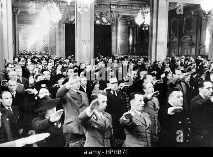 L'image de propagande nazie montre l'assermentation des Luxembourgeois ethniquement allemands dans la branche étrangère du parti nazi. Pris en novembre 1941 à Luxembourg (ville). La propagande nazie au contraire de l'image se lit, "porter dans les célébrations pour les Luxembourgeois d'origine allemande pour la branche étrangère du parti nazi. Vue sur la Grande salle du Palais d'Orsay à Luxembourg pendant les festivités. Fotoarchiv für Zeitgeschichte - PAS DE SERVICE DE FIL - | utilisation dans le monde entier Banque D'Images