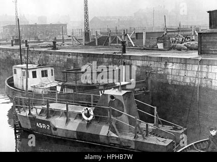 L'image de propagande nazie montre une Wehrmacht allemande avec un bateau britannique de sauvetage en mer saisi sur l'Occident. Publié en février 1942. Fotoarchiv für Zeitgeschichte - PAS DE SERVICE DE FIL - | utilisation dans le monde entier Banque D'Images