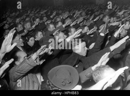 L'image de propagande nazie montre le premier rassemblement national-socialiste à Luxembourg (ville) sur 28.09.1940. La propagande nazie au contraire de la photo dit: 'Masse rallye au Luxembourg. Samedi Luxembourg, la ville principale de l'ancien Grand-Duché, a connu son premier rassemblement national-socialiste. - Vue du lieu du rallye à la fin du rallye.' Fotoarchiv für Zeitgeschichte - PAS DE SERVICE DE FIL - | utilisation dans le monde entier Banque D'Images