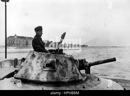 L'image de propagande nazie montre un soldat allemand de Wehrmacht dans une position anti-aérienne à Zeebrugge en Belgique occupée. Publié en juin 1940. Fotoarchiv für Zeitgeschichte - PAS DE SERVICE DE FIL - | utilisation dans le monde entier Banque D'Images