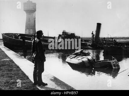 L'image de propagande nazie montre un officier de garde dans le port de Zeebrugge en Belgique occupée. Pris en août 1940. Un journaliste d'état nazi a écrit au contraire sur la photo de 22.08.1940, « les navires en contrebas rendent le port de Zeebrugge inutilisable pour les navires allemands ». Fotoarchiv für Zeitgeschichte / Archive - PAS DE SERVICE DE FIL - | utilisation dans le monde entier Banque D'Images