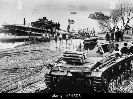 L'image de propagande nazie montre des soldats allemands de la Wehrmacht transportant un char au-dessus d'une rivière. Publié en avril 1940. Fotoarchiv für Zeitgeschichte - PAS POUR LE SERVICE DE FIL - | utilisation dans le monde entier Banque D'Images