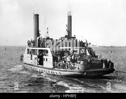 L'image de propagande nazie montre des soldats Wehrmacht allemands sur le trajet en ferry de Vlissingen sur la péninsule de Walcheren à Breskens sur le continent néerlandais pendant la bataille pour l'estuaire de l'Escaut. Publié début novembre 1944. Un journaliste nazi a écrit au dos de la photo sur 06.11.1944, "le ferry de Vlissingen. Ce navire a été utilisé pour le transport de jour comme de nuit entre l'Escaut de Vlissingen et Breskens.' Fotoarchiv für Zeitgeschichte - PAS POUR LE SERVICE DE FIL - | utilisation dans le monde entier Banque D'Images