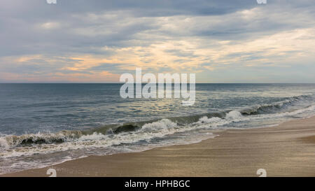 Kannur, Kerala, Inde. Vue de la plage de sable de l'autre côté de la mer d'Oman au coucher du soleil sur une soirée tranquille à Thottada Village, près de Mumbai, en Inde. Banque D'Images