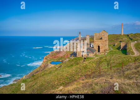 Levant Mine, un site du patrimoine mondial de l'exploitation minière des Cornouailles, à Trewellard, Pendeen, près de St Just, West Cornwall, England, UK en février Banque D'Images